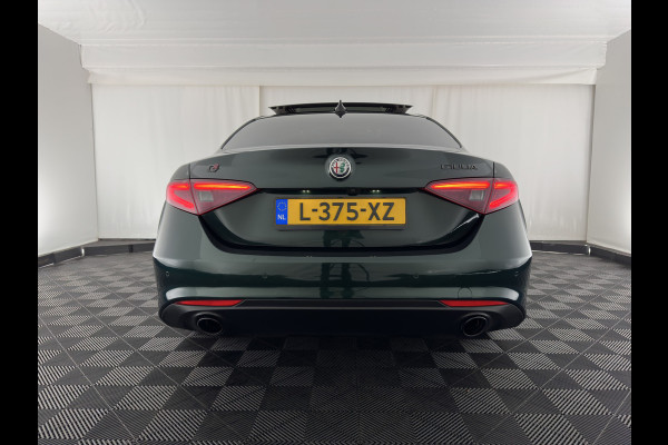 Alfa Romeo Giulia 2.0T Sprint (INCL-BTW) Aut. *PANO | LEATHER-FABRIC | XENON | ADAPTIVE-CRUISE | BLIND-SPOT | SPORTSEATS | CAMERA | NAVI-FULLMAP | DAB+ | SHIFT-PADDLES | PRIVACY-GLASS | LANE-ASSIST | BLINDSPOT | KEYLESS |