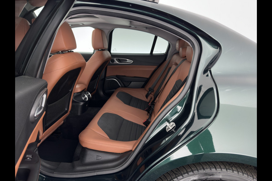 Alfa Romeo Giulia 2.0T Sprint (INCL-BTW) Aut. *PANO | LEATHER-FABRIC | XENON | ADAPTIVE-CRUISE | BLIND-SPOT | SPORTSEATS | CAMERA | NAVI-FULLMAP | DAB+ | SHIFT-PADDLES | PRIVACY-GLASS | LANE-ASSIST | BLINDSPOT | KEYLESS |