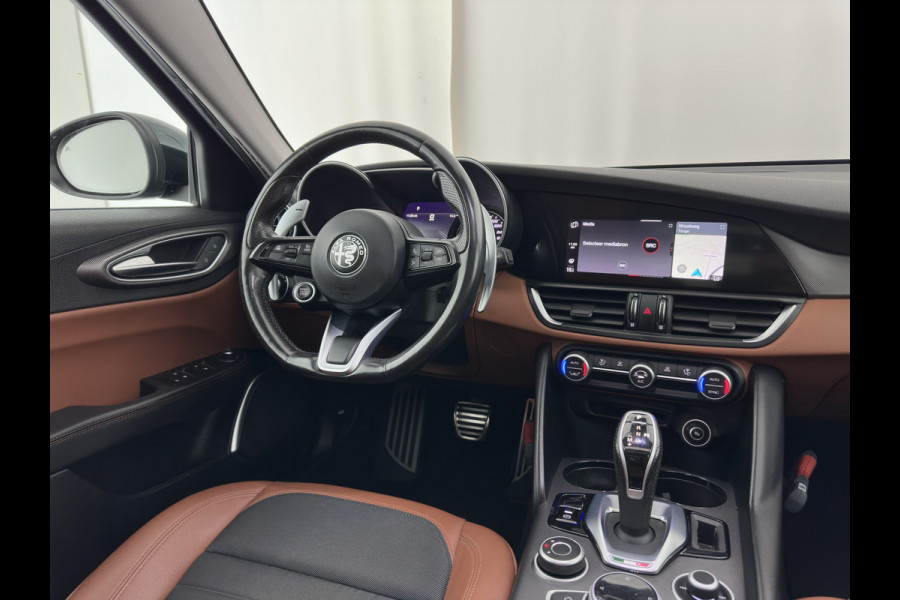 Alfa Romeo Giulia 2.0T Sprint (INCL-BTW) Aut. *PANO | LEATHER-FABRIC | XENON | ADAPTIVE-CRUISE | BLIND-SPOT | SPORTSEATS | CAMERA | NAVI-FULLMAP | DAB+ | SHIFT-PADDLES | PRIVACY-GLASS | LANE-ASSIST | BLINDSPOT | KEYLESS |