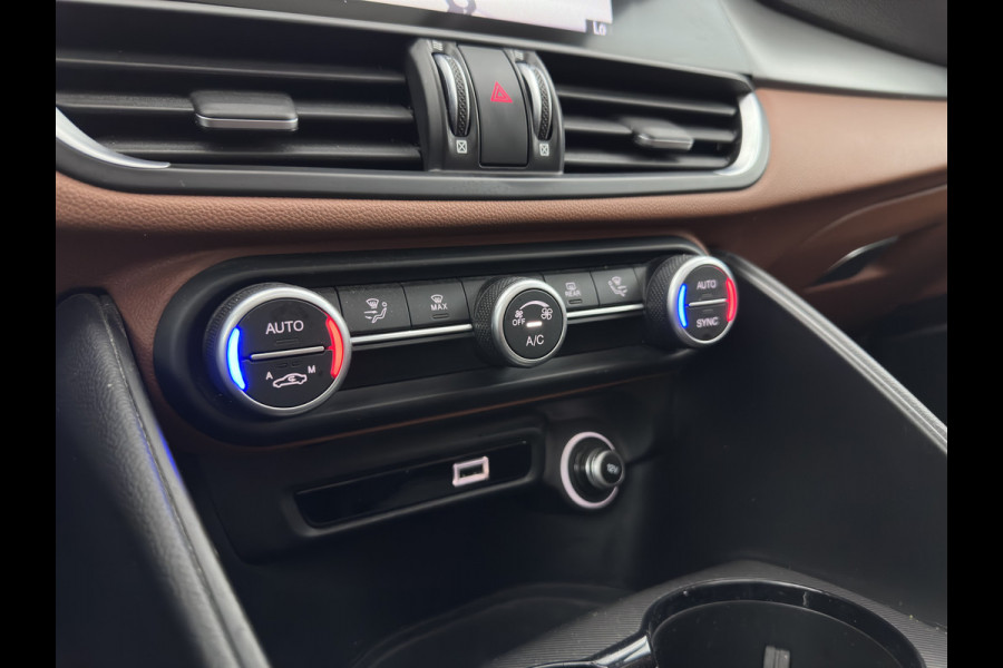 Alfa Romeo Giulia 2.0T Sprint (INCL-BTW) Aut. *PANO | LEATHER-FABRIC | XENON | ADAPTIVE-CRUISE | BLIND-SPOT | SPORTSEATS | CAMERA | NAVI-FULLMAP | DAB+ | SHIFT-PADDLES | PRIVACY-GLASS | LANE-ASSIST | BLINDSPOT | KEYLESS |