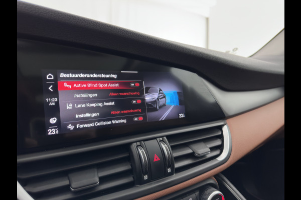 Alfa Romeo Giulia 2.0T Sprint (INCL-BTW) Aut. *PANO | LEATHER-FABRIC | XENON | ADAPTIVE-CRUISE | BLIND-SPOT | SPORTSEATS | CAMERA | NAVI-FULLMAP | DAB+ | SHIFT-PADDLES | PRIVACY-GLASS | LANE-ASSIST | BLINDSPOT | KEYLESS |