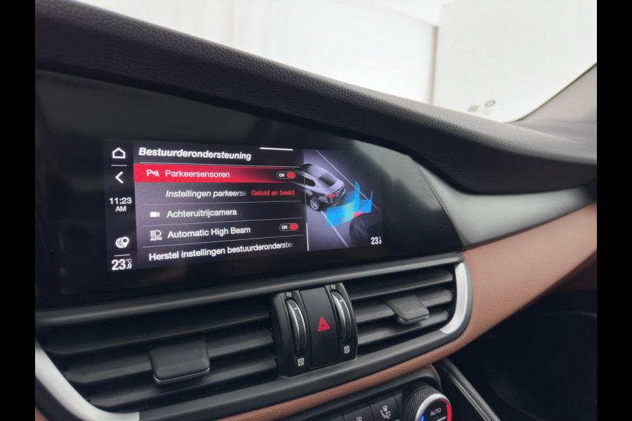 Alfa Romeo Giulia 2.0T Sprint (INCL-BTW) Aut. *PANO | LEATHER-FABRIC | XENON | ADAPTIVE-CRUISE | BLIND-SPOT | SPORTSEATS | CAMERA | NAVI-FULLMAP | DAB+ | SHIFT-PADDLES | PRIVACY-GLASS | LANE-ASSIST | BLINDSPOT | KEYLESS |