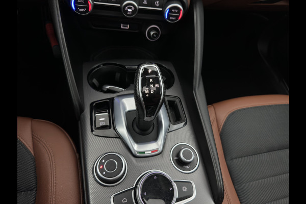 Alfa Romeo Giulia 2.0T Sprint (INCL-BTW) Aut. *PANO | LEATHER-FABRIC | XENON | ADAPTIVE-CRUISE | BLIND-SPOT | SPORTSEATS | CAMERA | NAVI-FULLMAP | DAB+ | SHIFT-PADDLES | PRIVACY-GLASS | LANE-ASSIST | BLINDSPOT | KEYLESS |