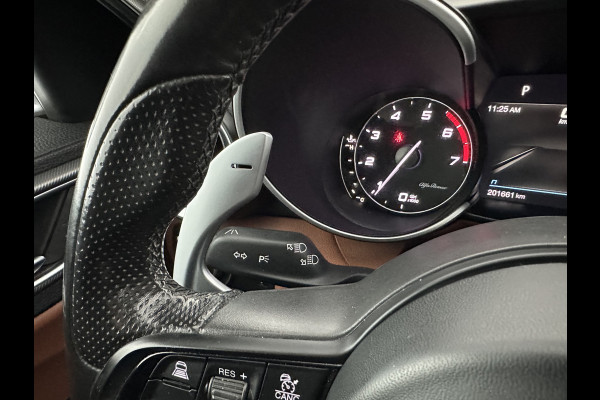 Alfa Romeo Giulia 2.0T Sprint (INCL-BTW) Aut. *PANO | LEATHER-FABRIC | XENON | ADAPTIVE-CRUISE | BLIND-SPOT | SPORTSEATS | CAMERA | NAVI-FULLMAP | DAB+ | SHIFT-PADDLES | PRIVACY-GLASS | LANE-ASSIST | BLINDSPOT | KEYLESS |