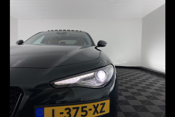Alfa Romeo Giulia 2.0T Sprint (INCL-BTW) Aut. *PANO | LEATHER-FABRIC | XENON | ADAPTIVE-CRUISE | BLIND-SPOT | SPORTSEATS | CAMERA | NAVI-FULLMAP | DAB+ | SHIFT-PADDLES | PRIVACY-GLASS | LANE-ASSIST | BLINDSPOT | KEYLESS |