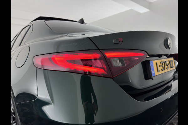 Alfa Romeo Giulia 2.0T Sprint (INCL-BTW) Aut. *PANO | LEATHER-FABRIC | XENON | ADAPTIVE-CRUISE | BLIND-SPOT | SPORTSEATS | CAMERA | NAVI-FULLMAP | DAB+ | SHIFT-PADDLES | PRIVACY-GLASS | LANE-ASSIST | BLINDSPOT | KEYLESS |