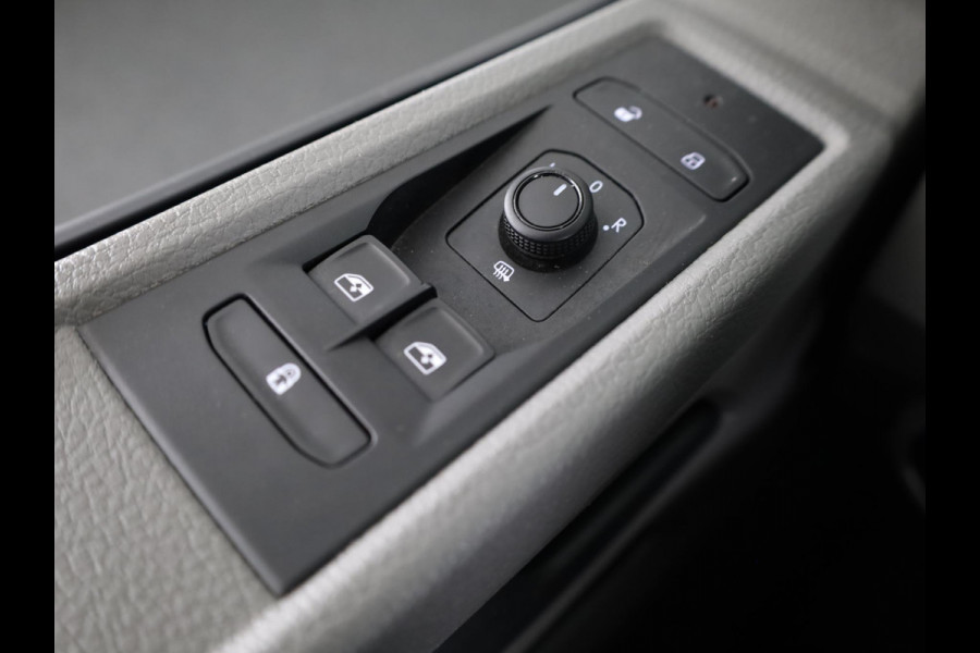 Volkswagen Transporter 2.0 TDI L2H3 28 110 pk | Verlengde garantie | Navigatie via App | Trekhaak | Parkeersensoren achter | Cruise control |