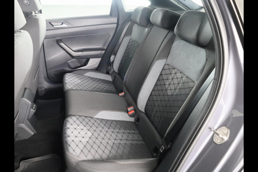 Volkswagen Taigo 1.5 TSI R-Line Business 150PK | Automaat (DSG) | Navigatie | Camera | Stoelverwarming | 18 Inch | Keyless entry