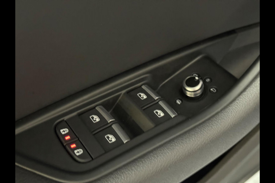 Audi A4 Limousine 35 TFSI S edition Competition 3 x S-line | NAP | Pano | Stoelverwarming | Sfeerverlichting | DAB | CarPlay