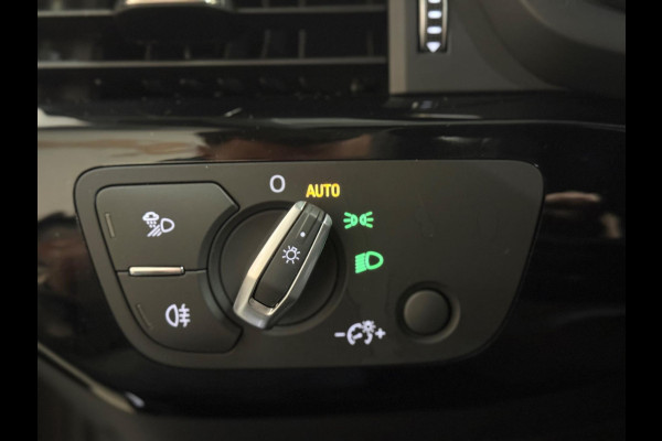 Audi A4 Limousine 35 TFSI S edition Competition 3 x S-line | NAP | Pano | Stoelverwarming | Sfeerverlichting | DAB | CarPlay