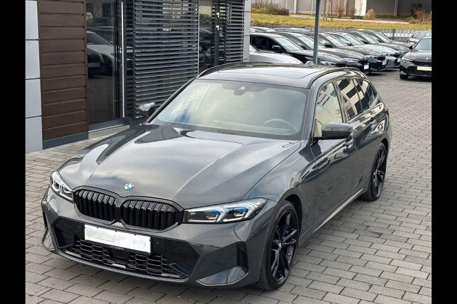 BMW 3 Serie Touring 320d xDrive M-SPORT ** LED, NAVI+, PANORAMA, HuD, TREKH, 19-inch LMV, DRAVIT GRAU ** 1e EIG - UNFALLFREI ** ** INFORMEER OOK NAAR ONZE AANTREKKELIJKE FINANCIAL-LEASE TARIEVEN **