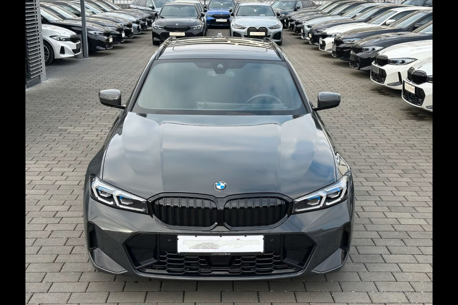 BMW 3 Serie Touring 320d xDrive M-SPORT ** LED, NAVI+, PANORAMA, HuD, TREKH, 19-inch LMV, DRAVIT GRAU ** 1e EIG - UNFALLFREI ** ** INFORMEER OOK NAAR ONZE AANTREKKELIJKE FINANCIAL-LEASE TARIEVEN **