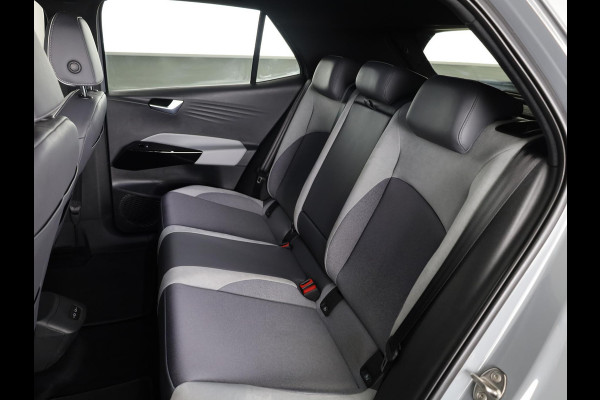 Volkswagen ID.3 First Plus 58 kWh 204 pk | Navigatie | Parkeersensoren | Achteruitrijcamera | Adaptieve cruise control | Matrix LED koplampen | Stoelverwarming |