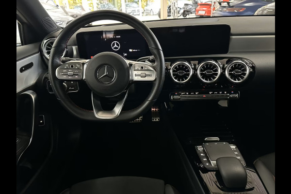 Mercedes-Benz A-Klasse 250e AMG ** LED, MBUX+, DISTR, PANORAMA, HuD, 2-Zone CLIMA, 19-inch LMV,  ** 1e EIG - UNFALLFREI ** ** INFORMEER OOK NAAR ONZE AANTREKKELIJKE FINANCIAL-LEASE TARIEVEN **
