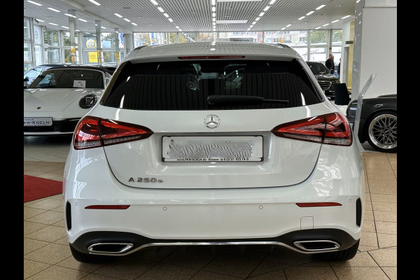 Mercedes-Benz A-Klasse 250e AMG ** LED, MBUX+, DISTR, PANORAMA, HuD, 2-Zone CLIMA, 19-inch LMV,  ** 1e EIG - UNFALLFREI ** ** INFORMEER OOK NAAR ONZE AANTREKKELIJKE FINANCIAL-LEASE TARIEVEN **
