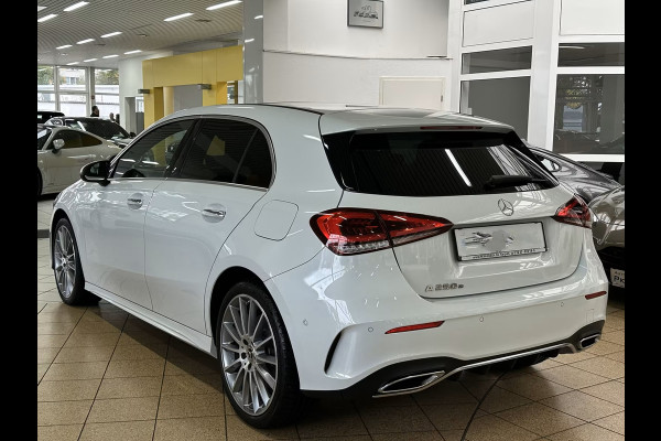 Mercedes-Benz A-Klasse 250e AMG ** LED, MBUX+, DISTR, PANORAMA, HuD, 2-Zone CLIMA, 19-inch LMV,  ** 1e EIG - UNFALLFREI ** ** INFORMEER OOK NAAR ONZE AANTREKKELIJKE FINANCIAL-LEASE TARIEVEN **