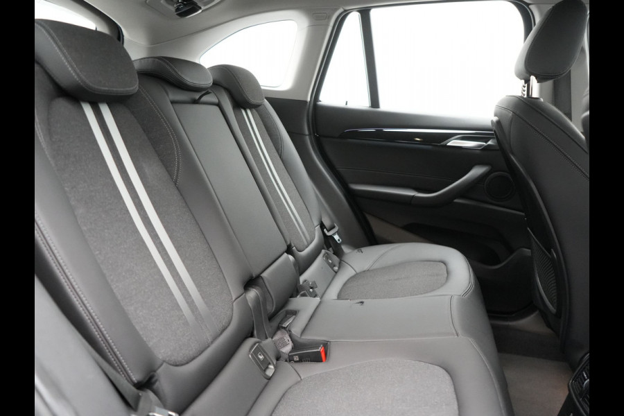 BMW X1 xDrive25e Sportline Plug In Hybrid 221pk Dealer O.H PHEV | Trekhaak Afn. | Head Up | Adaptive Cruise | Camera | Lederen Sportstoelen Verwarmd | M Sportstuur | Navigatie | DAB | 18"L.M |