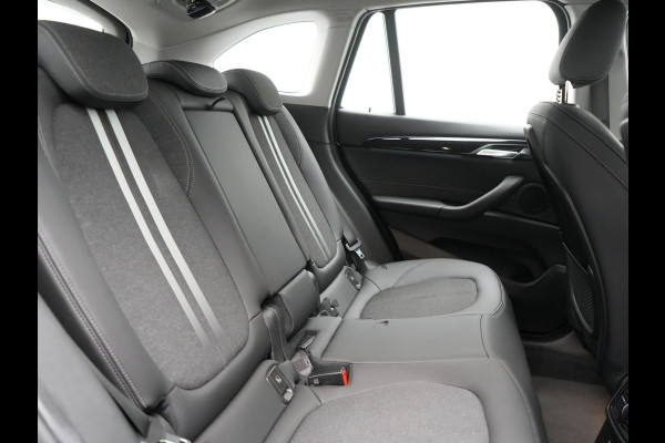 BMW X1 xDrive25e Sportline Plug In Hybrid 221pk Dealer O.H PHEV | Trekhaak Afn. | Head Up | Adaptive Cruise | Camera | Lederen Sportstoelen Verwarmd | M Sportstuur | Navigatie | DAB | 18"L.M |