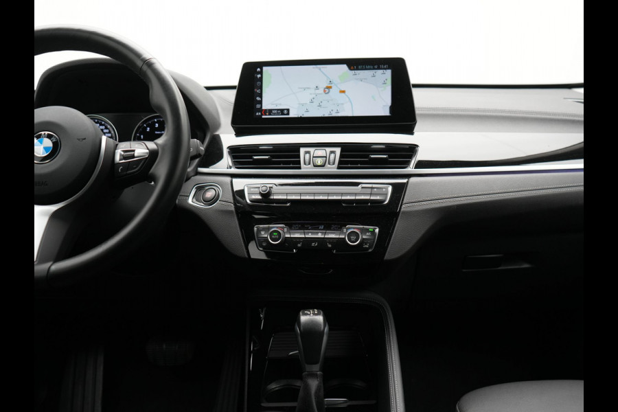 BMW X1 xDrive25e Sportline Plug In Hybrid 221pk Dealer O.H PHEV | Trekhaak Afn. | Head Up | Adaptive Cruise | Camera | Lederen Sportstoelen Verwarmd | M Sportstuur | Navigatie | DAB | 18"L.M |