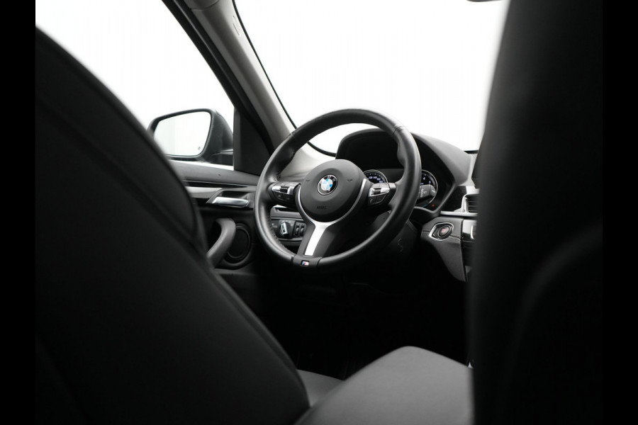 BMW X1 xDrive25e Sportline Plug In Hybrid 221pk Dealer O.H PHEV | Trekhaak Afn. | Head Up | Adaptive Cruise | Camera | Lederen Sportstoelen Verwarmd | M Sportstuur | Navigatie | DAB | 18"L.M |