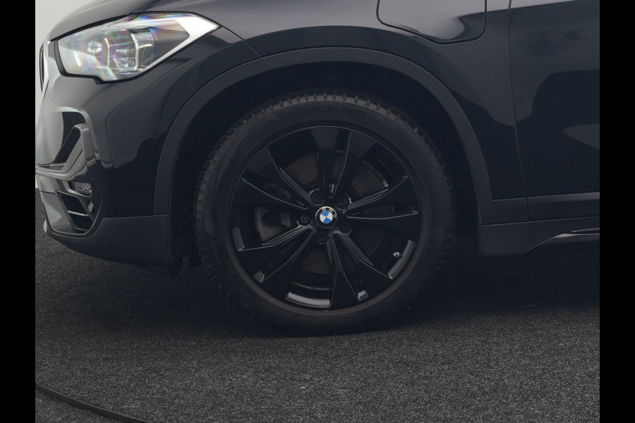 BMW X1 xDrive25e Sportline Plug In Hybrid 221pk Dealer O.H PHEV | Trekhaak Afn. | Head Up | Adaptive Cruise | Camera | Lederen Sportstoelen Verwarmd | M Sportstuur | Navigatie | DAB | 18"L.M |