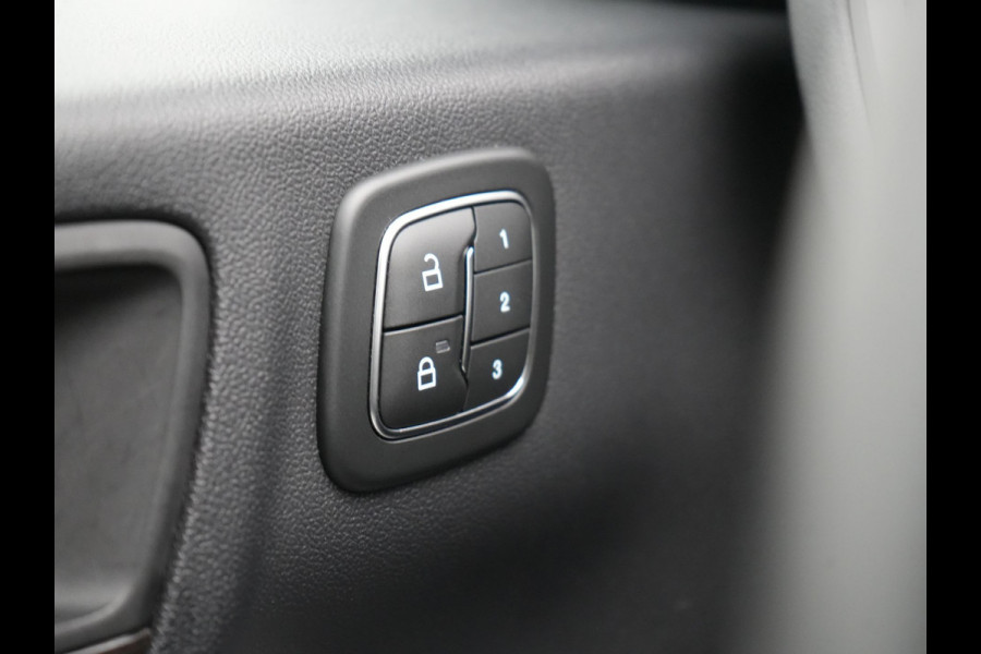 Ford Kuga 2.5 Vignale Plug In Hybrid 225pk Dealer O.H. PHEV | Trekhaak Afneembaar | Head Up | 360 Camera | Adaptive Cruise | Lederen Sportstoelen Memory & Verwarmd | Bang&Olufsen | Stuur Verwarmd | Apple Carplay | Blis | Keyless | Navigatie | DAB