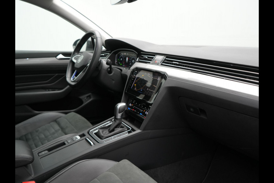 Volkswagen Passat Variant 1.4 TSI GTE Business Plug In Hybrid 218pk Dealer O.H PHEV | Trekhaak Af Fabriek | Panodak | Adaptive Cruise | Camera | Alcantara Sportstoelen Massage & Verwarmd | Apple Carplay | Navigatie | Keyless | Virtual | DAB |