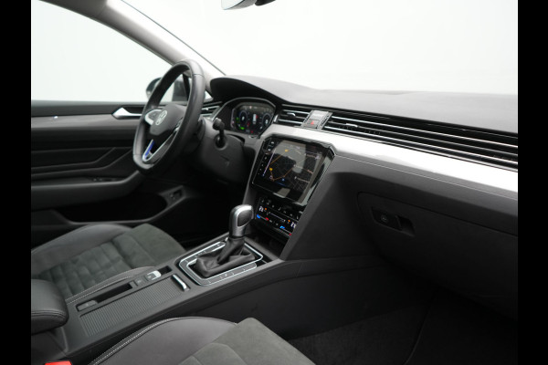Volkswagen Passat Variant 1.4 TSI GTE Business Plug In Hybrid 218pk Dealer O.H PHEV | Trekhaak Af Fabriek | Panodak | Adaptive Cruise | Camera | Alcantara Sportstoelen Massage & Verwarmd | Apple Carplay | Navigatie | Keyless | Virtual | DAB |