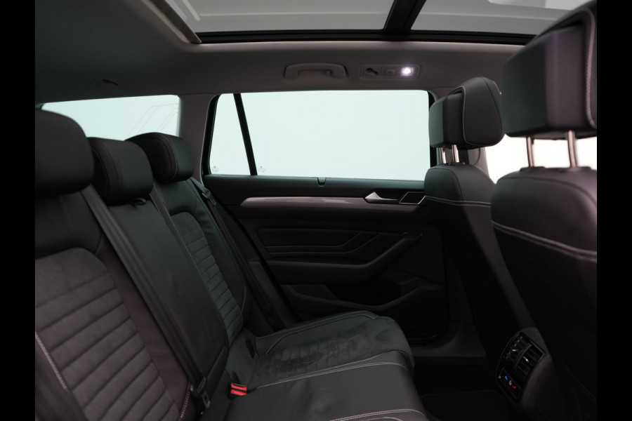 Volkswagen Passat Variant 1.4 TSI GTE Business Plug In Hybrid 218pk Dealer O.H PHEV | Trekhaak Af Fabriek | Panodak | Adaptive Cruise | Camera | Alcantara Sportstoelen Massage & Verwarmd | Apple Carplay | Navigatie | Keyless | Virtual | DAB |
