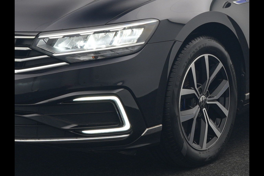 Volkswagen Passat Variant 1.4 TSI GTE Business Plug In Hybrid 218pk Dealer O.H PHEV | Trekhaak Af Fabriek | Panodak | Adaptive Cruise | Camera | Alcantara Sportstoelen Massage & Verwarmd | Apple Carplay | Navigatie | Keyless | Virtual | DAB |