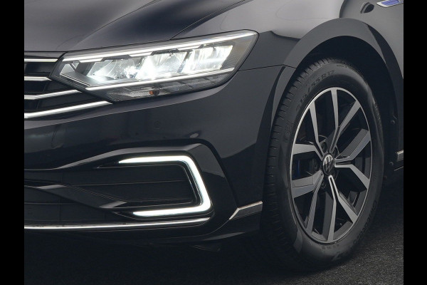 Volkswagen Passat Variant 1.4 TSI GTE Business Plug In Hybrid 218pk Dealer O.H PHEV | Trekhaak Af Fabriek | Panodak | Adaptive Cruise | Camera | Alcantara Sportstoelen Massage & Verwarmd | Apple Carplay | Navigatie | Keyless | Virtual | DAB |