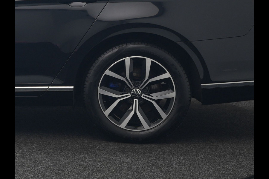 Volkswagen Passat Variant 1.4 TSI GTE Business Plug In Hybrid 218pk Dealer O.H PHEV | Trekhaak Af Fabriek | Panodak | Adaptive Cruise | Camera | Alcantara Sportstoelen Massage & Verwarmd | Apple Carplay | Navigatie | Keyless | Virtual | DAB |