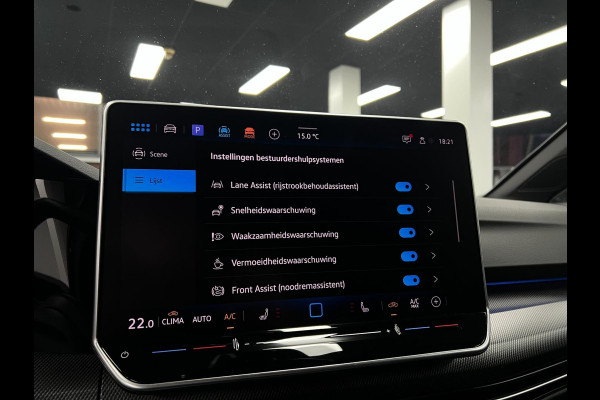 Volkswagen Golf 8.5 1.5 eTSI R-Line | CAMERA | LED | PANO |