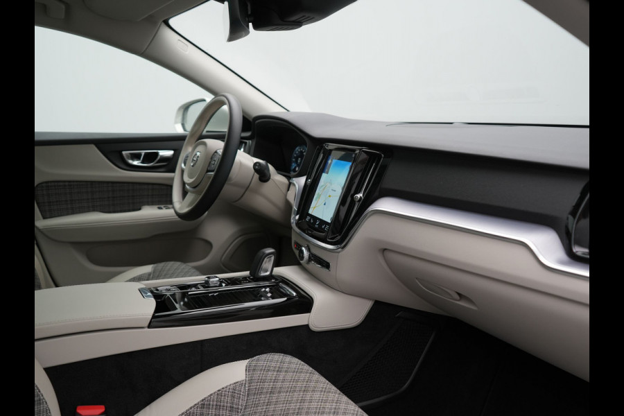 Volvo V60 T6 Twin Engine AWD Momentum Pro Plug In Hybrid 340pk Dealer O.H PHEV | Panodak | Adaptive Cruise | Camera | Apple Carplay | Sportstoelen Verwarmd | Virtual | Blis |