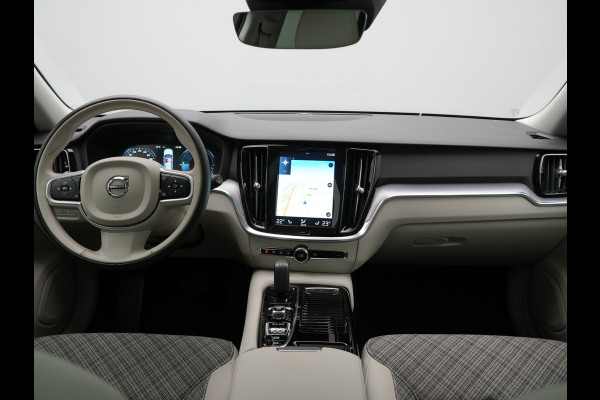 Volvo V60 T6 Twin Engine AWD Momentum Pro Plug In Hybrid 340pk Dealer O.H PHEV | Panodak | Adaptive Cruise | Camera | Apple Carplay | Sportstoelen Verwarmd | Virtual | Blis |