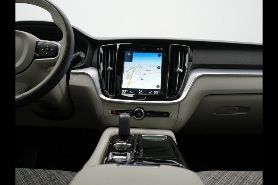 Volvo V60 T6 Twin Engine AWD Momentum Pro Plug In Hybrid 340pk Dealer O.H PHEV | Panodak | Adaptive Cruise | Camera | Apple Carplay | Sportstoelen Verwarmd | Virtual | Blis |