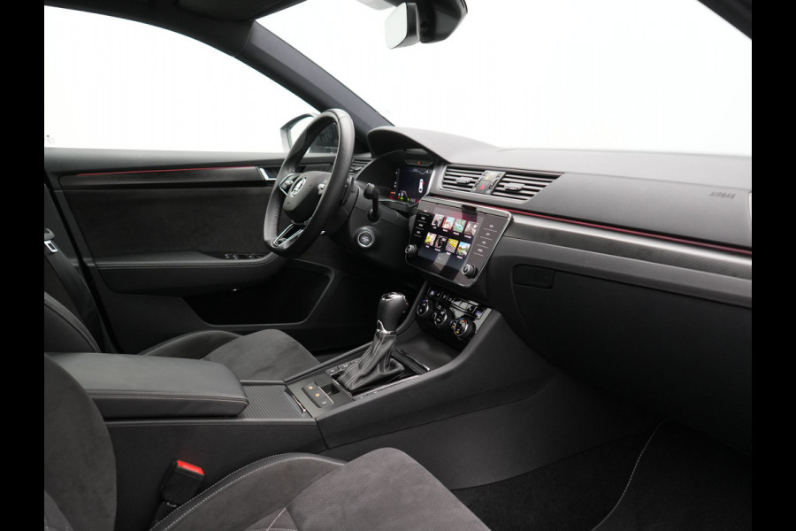 Škoda Superb Combi 1.4 TSI iV Sportline Business Plug In Hybrid 218pk Dealer O.H PHEV | Trekhaak Af Fabriek | Panodak | Adaptive Cruise | Alcantara Sportstoelen Memory & Verwarmd | Sfeerverlichting | Apple Carplay | Stuur Verwarmd | Virtual | Keyless | DAB | 19"L.M |