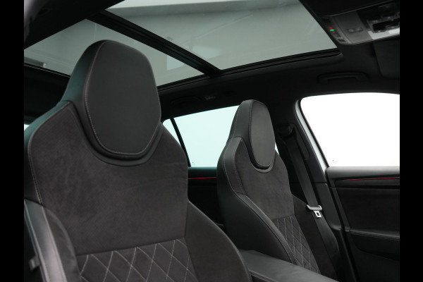 Škoda Superb Combi 1.4 TSI iV Sportline Business Plug In Hybrid 218pk Dealer O.H PHEV | Trekhaak Af Fabriek | Panodak | Adaptive Cruise | Alcantara Sportstoelen Memory & Verwarmd | Sfeerverlichting | Apple Carplay | Stuur Verwarmd | Virtual | Keyless | DAB | 19"L.M |