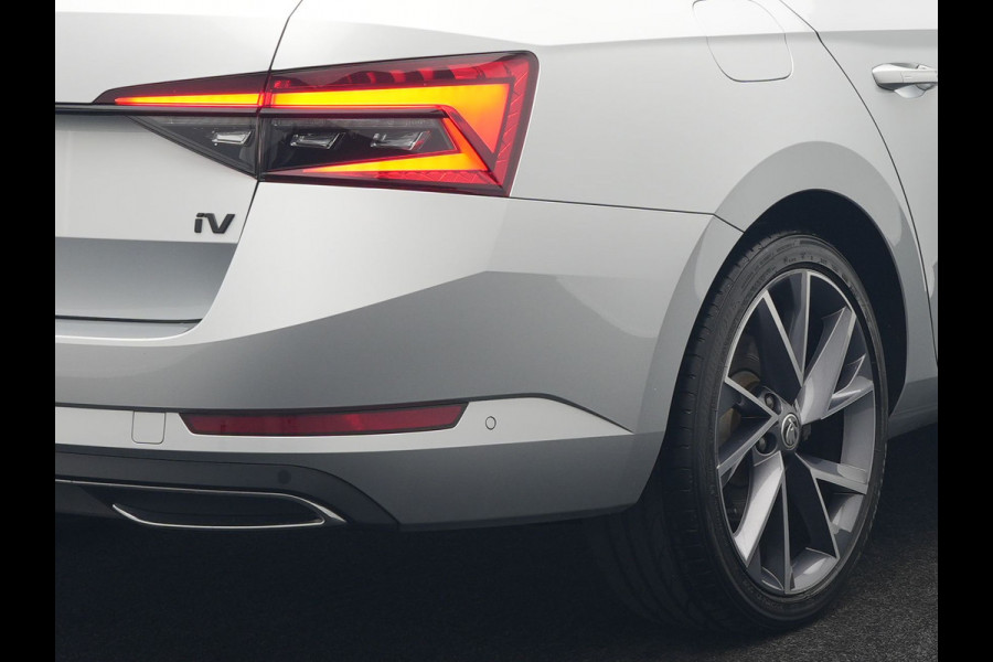 Škoda Superb Combi 1.4 TSI iV Sportline Business Plug In Hybrid 218pk Dealer O.H PHEV | Trekhaak Af Fabriek | Panodak | Adaptive Cruise | Alcantara Sportstoelen Memory & Verwarmd | Sfeerverlichting | Apple Carplay | Stuur Verwarmd | Virtual | Keyless | DAB | 19"L.M |