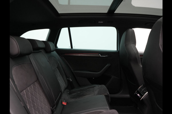 Škoda Superb Combi 1.4 TSI iV Sportline Business Plug In Hybrid 218pk Dealer O.H PHEV | Trekhaak Af Fabriek | Panodak | Adaptive Cruise | Alcantara Sportstoelen Memory & Verwarmd | Sfeerverlichting | Apple Carplay | Stuur Verwarmd | Virtual | Keyless | DAB | 19"L.M |