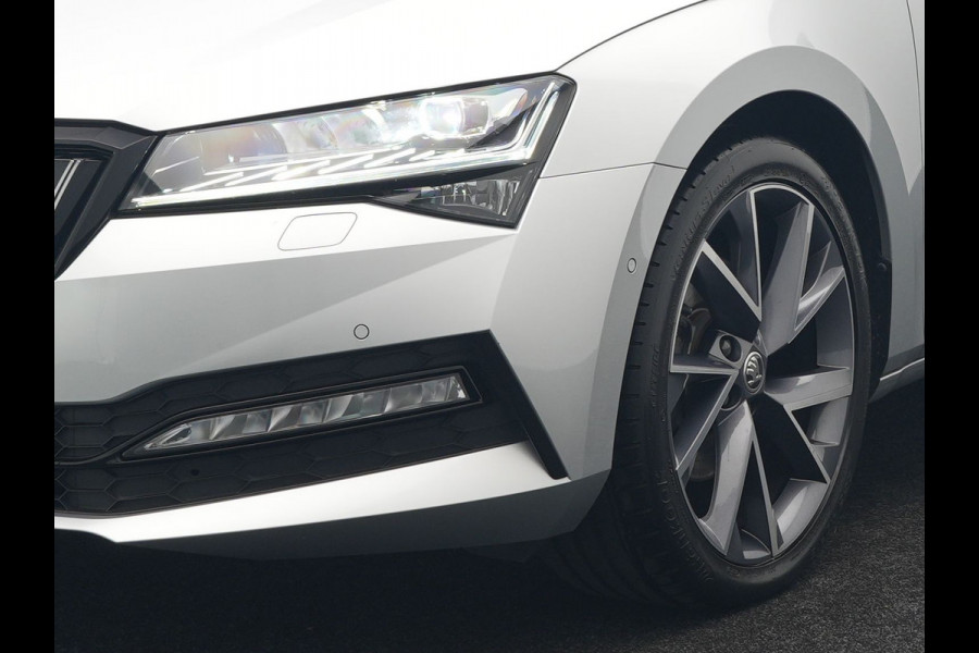 Škoda Superb Combi 1.4 TSI iV Sportline Business Plug In Hybrid 218pk Dealer O.H PHEV | Trekhaak Af Fabriek | Panodak | Adaptive Cruise | Alcantara Sportstoelen Memory & Verwarmd | Sfeerverlichting | Apple Carplay | Stuur Verwarmd | Virtual | Keyless | DAB | 19"L.M |