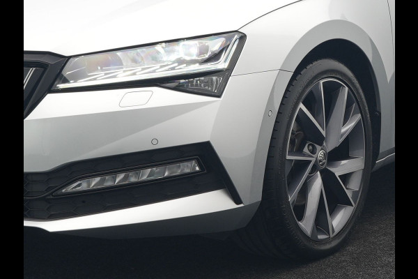 Škoda Superb Combi 1.4 TSI iV Sportline Business Plug In Hybrid 218pk Dealer O.H PHEV | Trekhaak Af Fabriek | Panodak | Adaptive Cruise | Alcantara Sportstoelen Memory & Verwarmd | Sfeerverlichting | Apple Carplay | Stuur Verwarmd | Virtual | Keyless | DAB | 19"L.M |