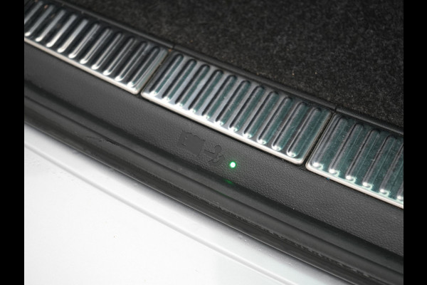 Škoda Superb Combi 1.4 TSI iV Sportline Business Plug In Hybrid 218pk Dealer O.H PHEV | Trekhaak Af Fabriek | Panodak | Adaptive Cruise | Alcantara Sportstoelen Memory & Verwarmd | Sfeerverlichting | Apple Carplay | Stuur Verwarmd | Virtual | Keyless | DAB | 19"L.M |