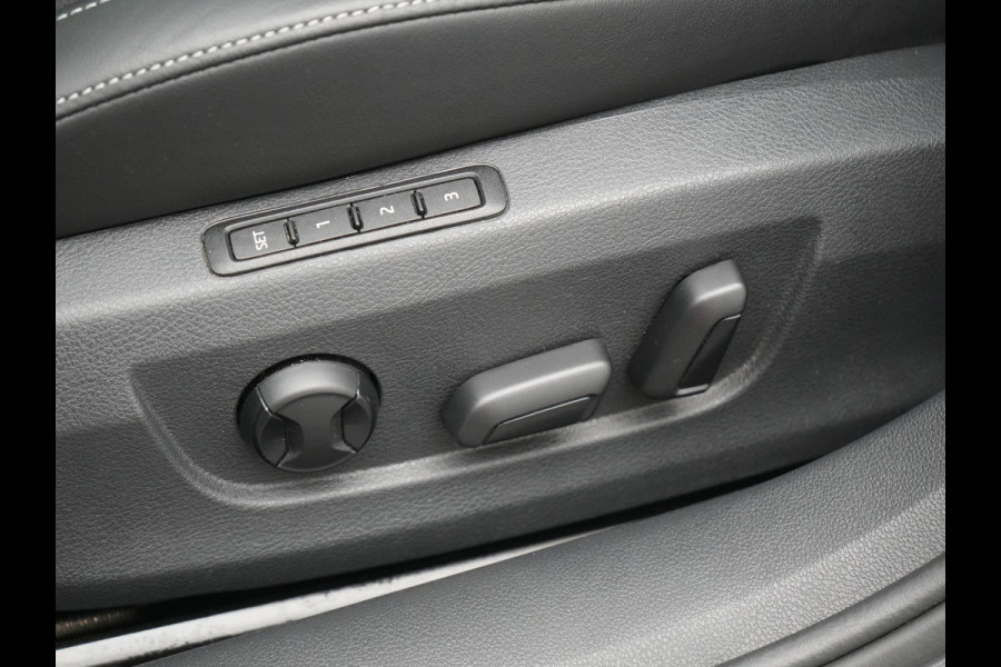 Škoda Superb Combi 1.4 TSI iV Sportline Business Plug In Hybrid 218pk Dealer O.H PHEV | Trekhaak Af Fabriek | Panodak | Adaptive Cruise | Alcantara Sportstoelen Memory & Verwarmd | Sfeerverlichting | Apple Carplay | Stuur Verwarmd | Virtual | Keyless | DAB | 19"L.M |