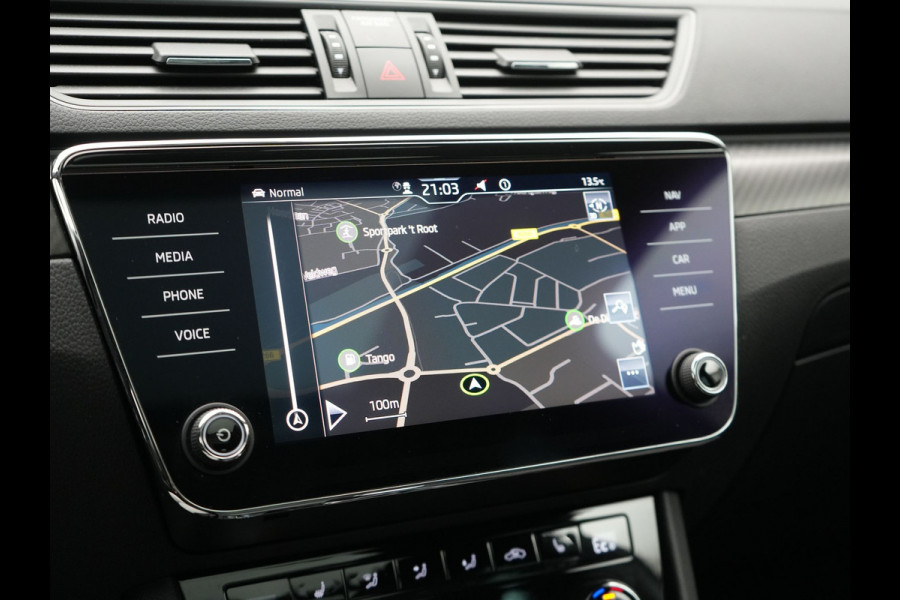 Škoda Superb Combi 1.4 TSI iV Sportline Business Plug In Hybrid 218pk Dealer O.H PHEV | Trekhaak Af Fabriek | Panodak | Adaptive Cruise | Alcantara Sportstoelen Memory & Verwarmd | Sfeerverlichting | Apple Carplay | Stuur Verwarmd | Virtual | Keyless | DAB | 19"L.M |