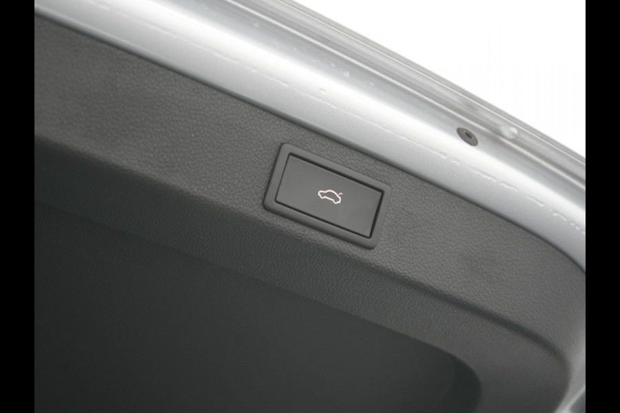 Škoda Superb Combi 1.4 TSI iV Sportline Business Plug In Hybrid 218pk Dealer O.H PHEV | Trekhaak Af Fabriek | Panodak | Adaptive Cruise | Alcantara Sportstoelen Memory & Verwarmd | Sfeerverlichting | Apple Carplay | Stuur Verwarmd | Virtual | Keyless | DAB | 19"L.M |