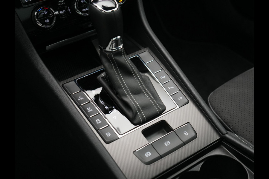 Škoda Superb Combi 1.4 TSI iV Sportline Business Plug In Hybrid 218pk Dealer O.H PHEV | Trekhaak Af Fabriek | Panodak | Adaptive Cruise | Alcantara Sportstoelen Memory & Verwarmd | Sfeerverlichting | Apple Carplay | Stuur Verwarmd | Virtual | Keyless | DAB | 19"L.M |