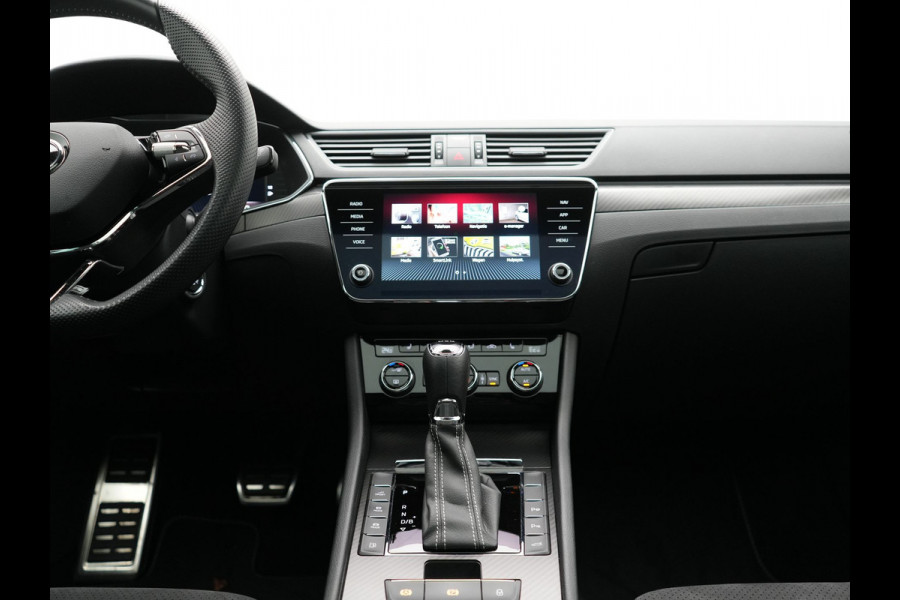 Škoda Superb Combi 1.4 TSI iV Sportline Business Plug In Hybrid 218pk Dealer O.H PHEV | Trekhaak Af Fabriek | Panodak | Adaptive Cruise | Alcantara Sportstoelen Memory & Verwarmd | Sfeerverlichting | Apple Carplay | Stuur Verwarmd | Virtual | Keyless | DAB | 19"L.M |