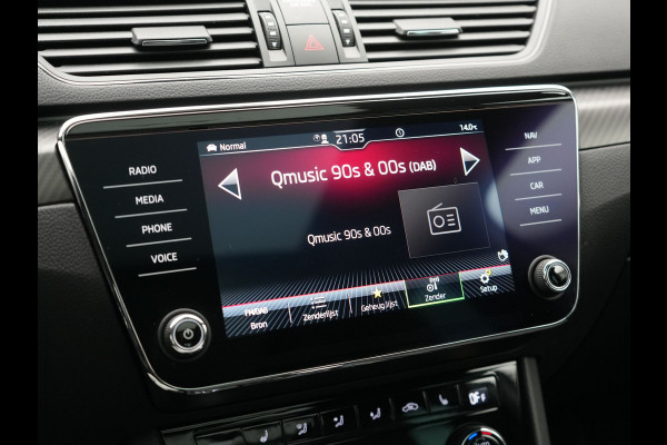 Škoda Superb Combi 1.4 TSI iV Sportline Business Plug In Hybrid 218pk Dealer O.H PHEV | Trekhaak Af Fabriek | Panodak | Adaptive Cruise | Alcantara Sportstoelen Memory & Verwarmd | Sfeerverlichting | Apple Carplay | Stuur Verwarmd | Virtual | Keyless | DAB | 19"L.M |