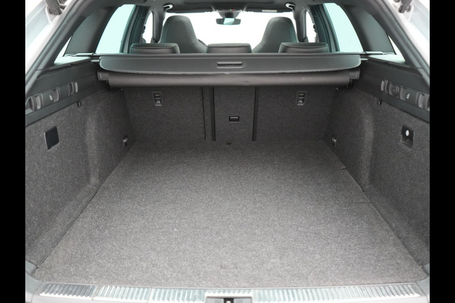 Škoda Superb Combi 1.4 TSI iV Sportline Business Plug In Hybrid 218pk Dealer O.H PHEV | Trekhaak Af Fabriek | Panodak | Adaptive Cruise | Alcantara Sportstoelen Memory & Verwarmd | Sfeerverlichting | Apple Carplay | Stuur Verwarmd | Virtual | Keyless | DAB | 19"L.M |